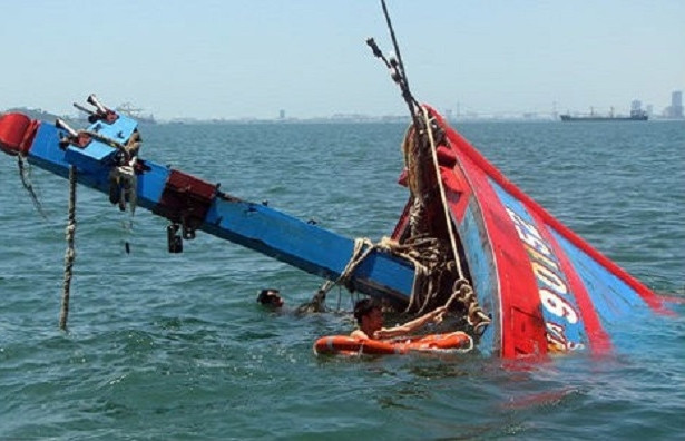 Un bateau de pêche chaviré par une tornade à Phu Quy, 6 pêcheurs sont tombés à la mer