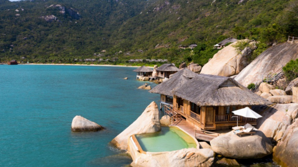 Khách du lịch quay trở lại, Six Senses Ninh Vân Bay, khách sạn Hội An... thoát lỗ - Ảnh 1.