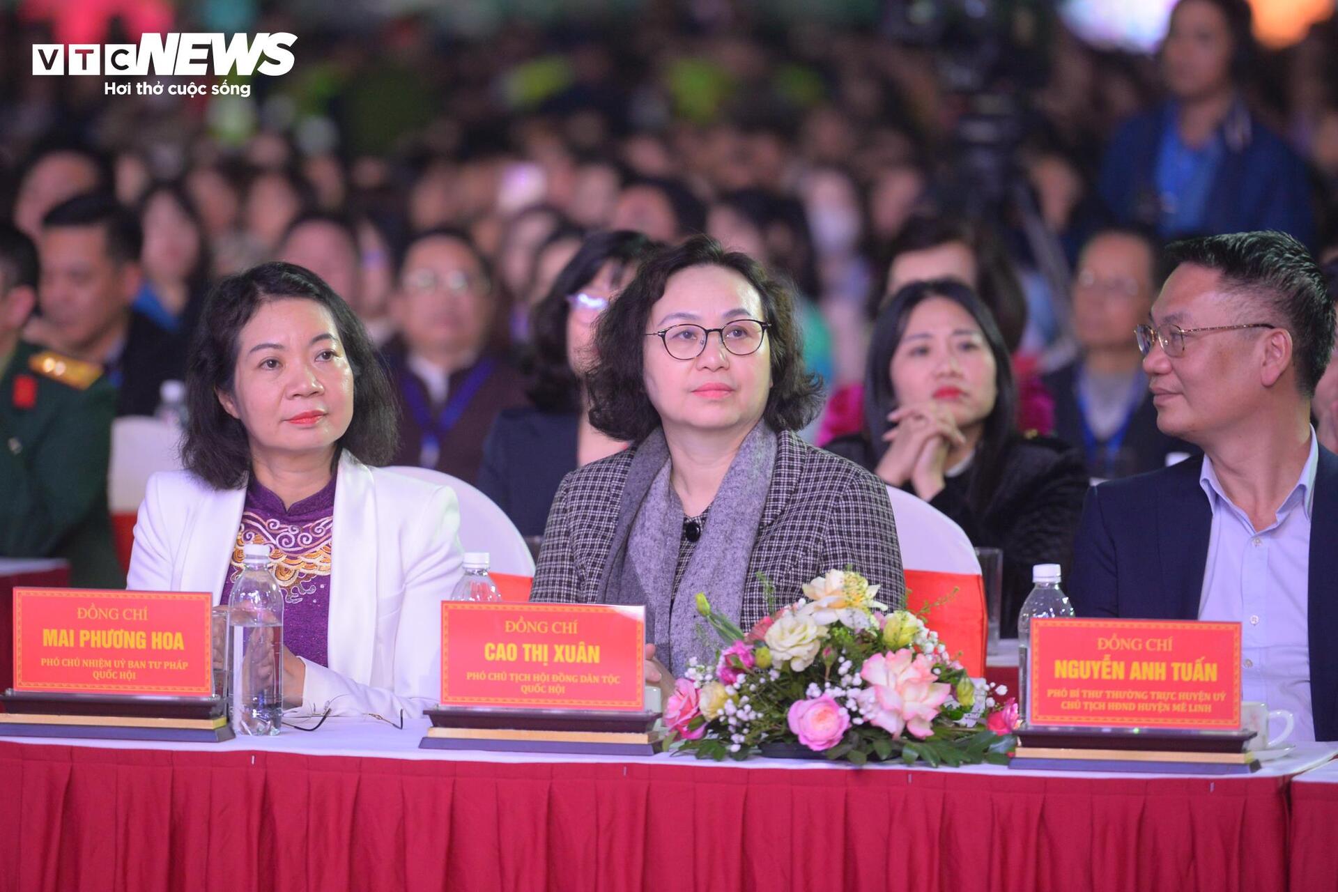 Duc Phuc y Hoa Minzy se queman en la noche de apertura del Festival de Flores de Me Linh - 3