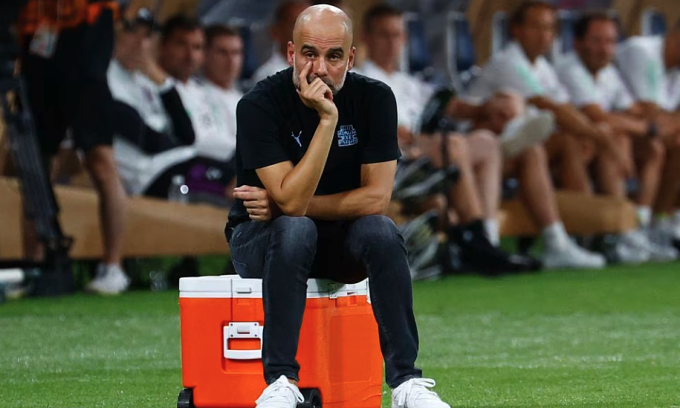 Guardiola in einem Freundschaftsspiel vor der Saison, während Man City gegen Bayern spielt. Foto: Reuters