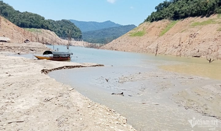 Les gens luttent pour patauger dans la boue au milieu du plus grand réservoir hydroélectrique de Nghe An - 8