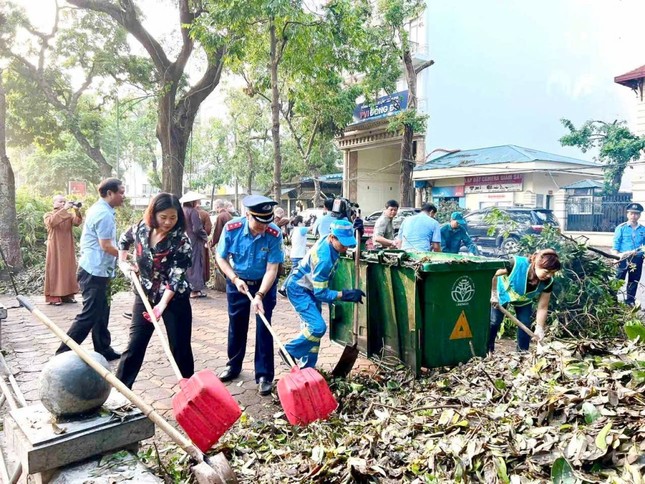 Hơn 300 Thanh tra phân luồng, đảm bảo trật tự chiến dịch thu dọn cây xanh đổ ảnh 2