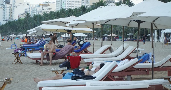 Des centaines de parasols et de chaises longues « entourent » la plage de Nha Trang pendant les heures interdites