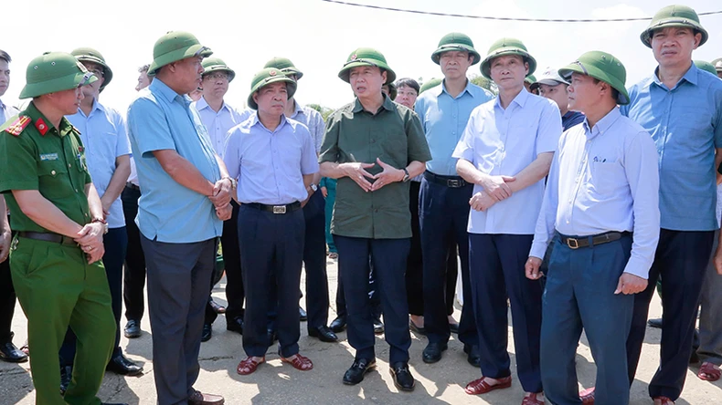 Le vice-Premier ministre Tran Hong Ha inspecte les conséquences des catastrophes naturelles à Thanh Hoa, photo 4