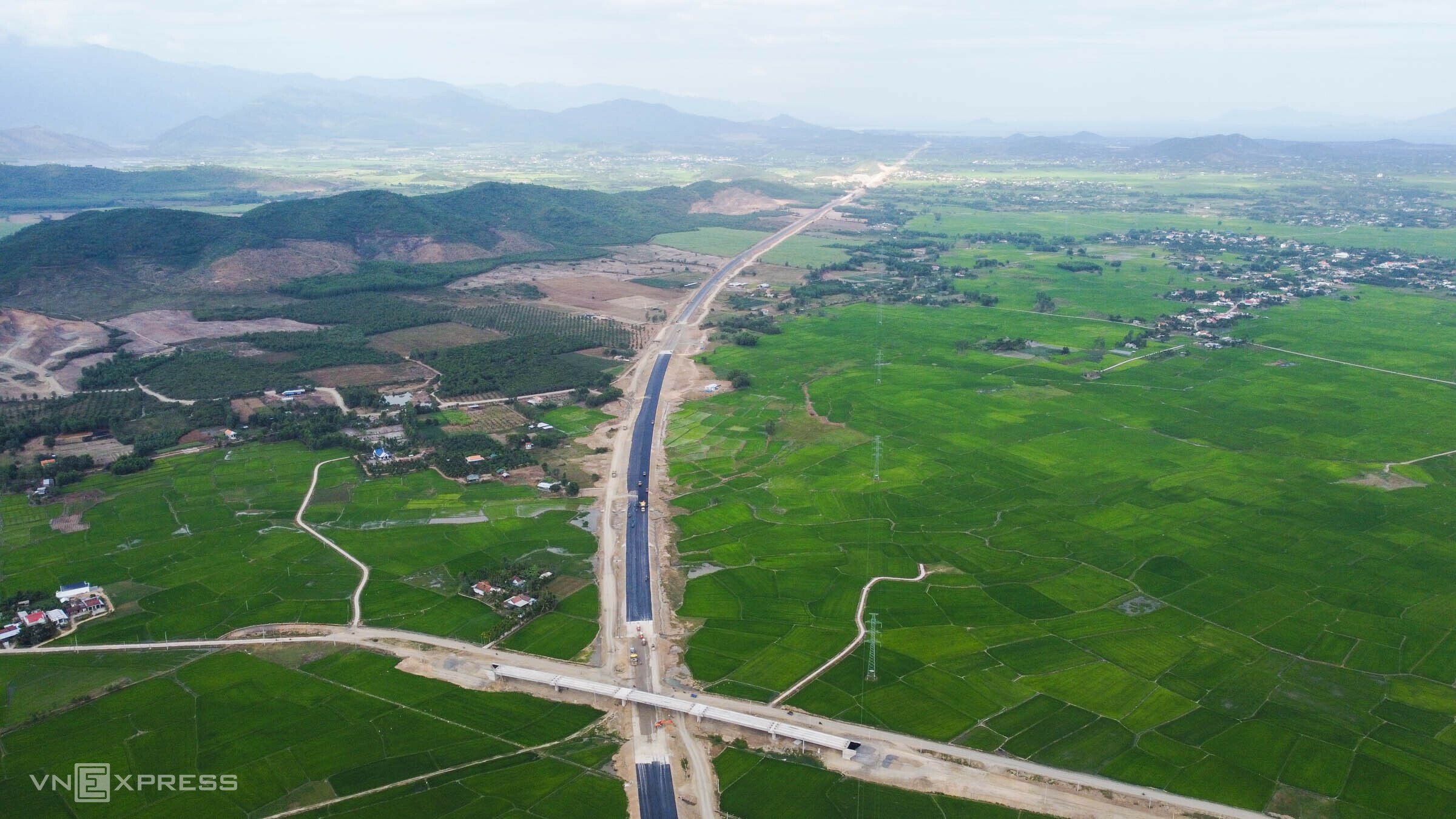 Estado actual de la autopista de casi 12 billones de VND que atraviesa la zona económica de Van Phong