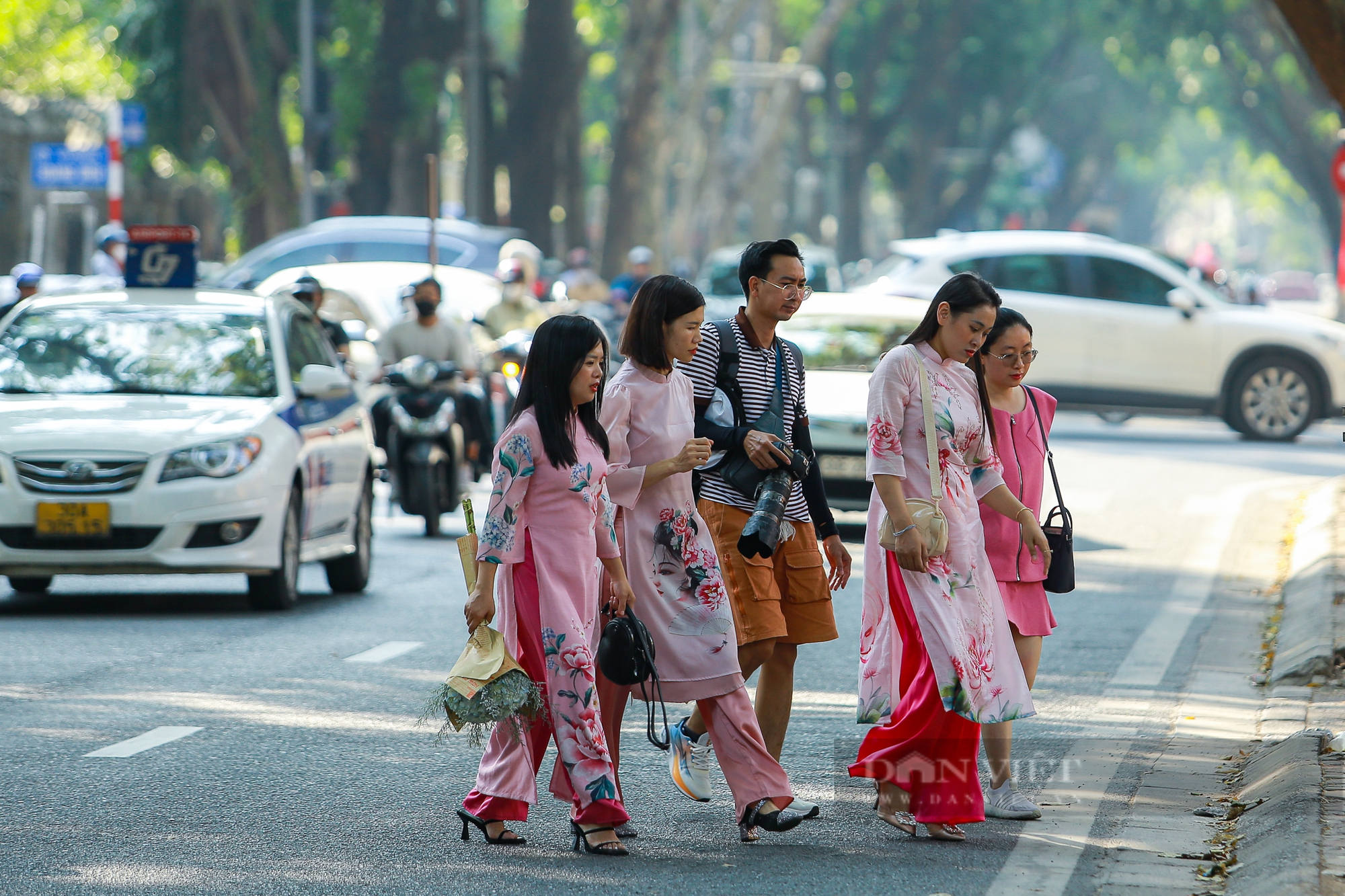 Bất chấp nguy hiểm, nhiều người dân tràn xuống lòng đường Phan Đình Phùng để chụp ảnh - Ảnh 12.