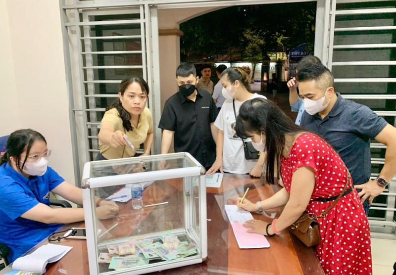 ប្រជាពលរដ្ឋ​បាន​មក​ជួយ​ជន​រង​គ្រោះ​ដោយ​ភ្លើង​ឆេះ​ផ្ទះ​ល្វែង​ខ្នាត​តូច។