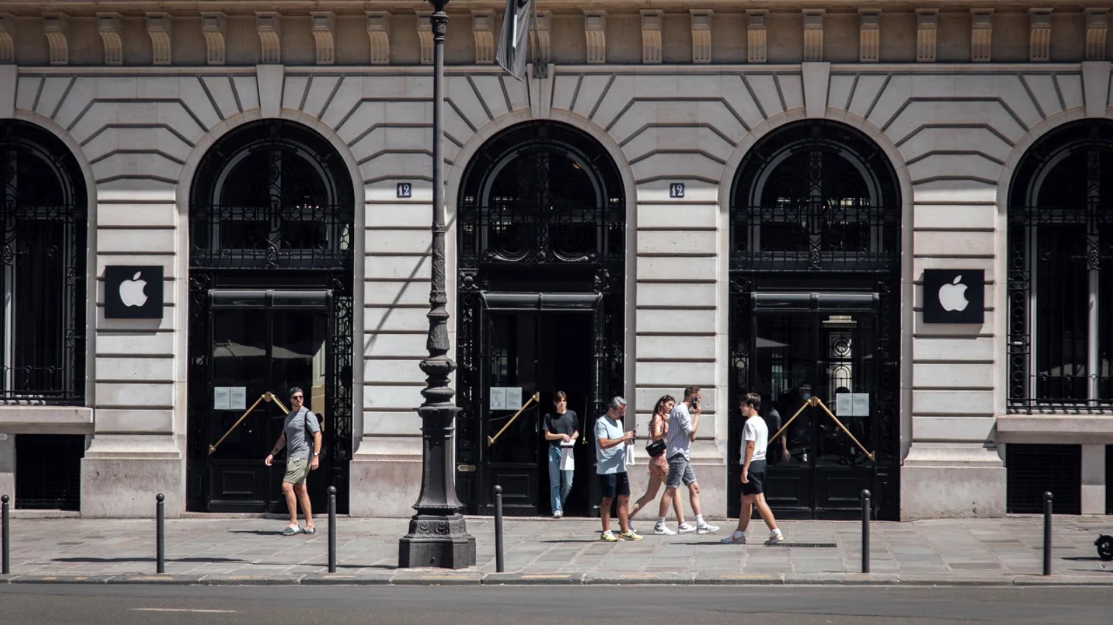 World - France bans iPhone 12 sales, how does Apple react? (Image 2).
