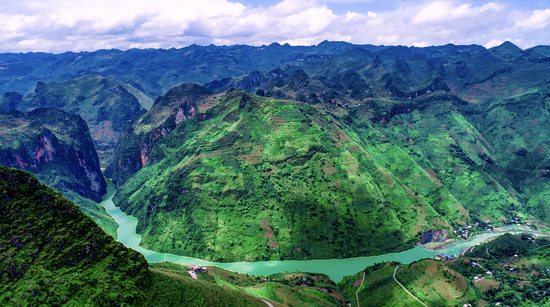 Come to Ha Giang to see the dreamy Nho Que river in the middle of the rocky flower land