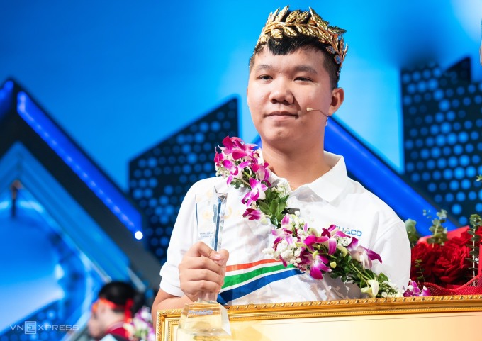 Xuan Manh hält den Pokal und trägt einen Lorbeerkranz nach dem letzten Spiel von Road to Olympia am Morgen des 8. Oktober. Foto: Dinh Tung