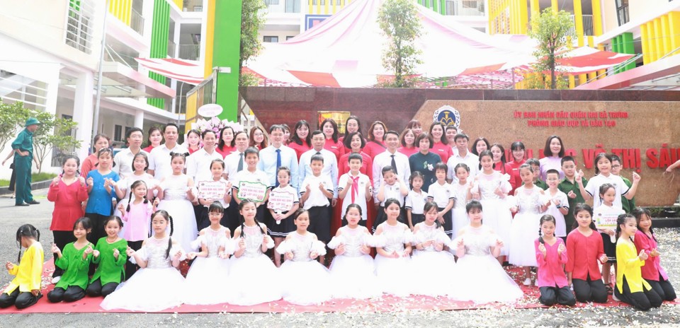 City leaders, Hai Ba Trung District leaders took souvenir photos with teachers and students of the school