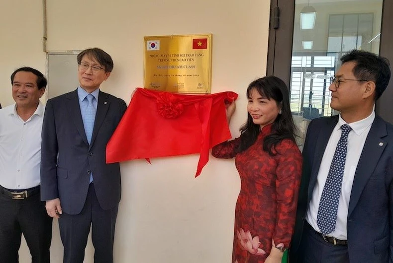 Donating modern computer rooms to students in Thanh Oai district photo 2