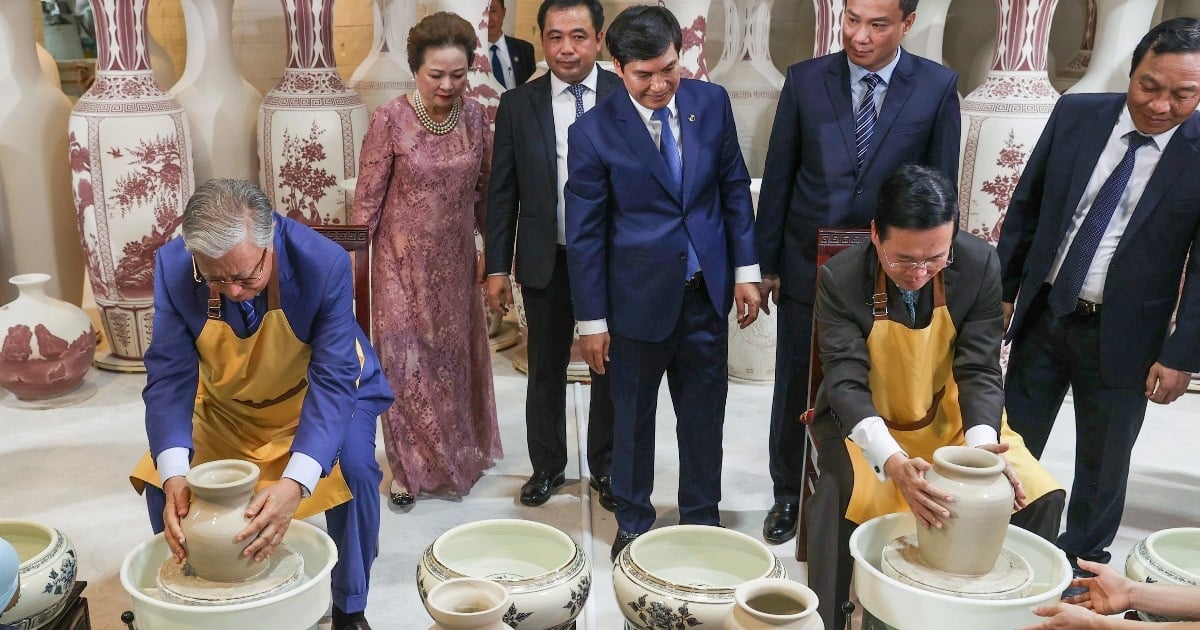 Le président Vo Van Thuong et le président du Kazakhstan présentent leurs talents de potier