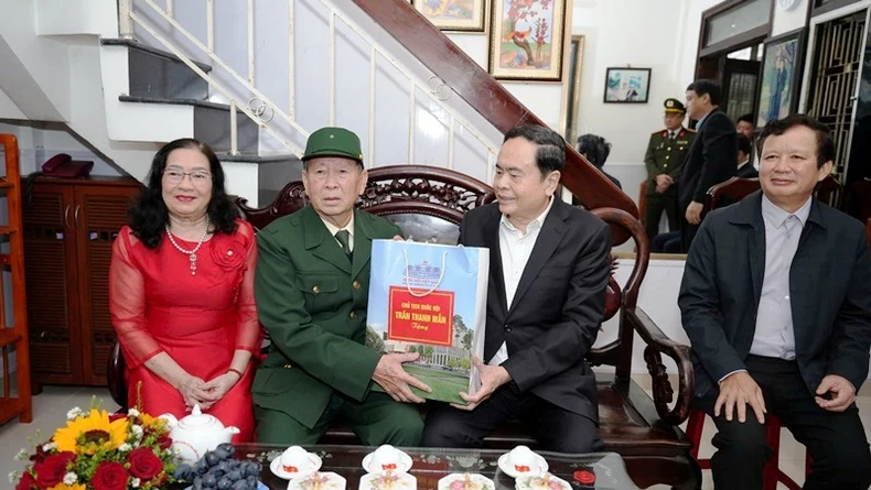 국회의장 Tran Thanh Man이 Nguyen Chi Thanh 및 Le Duc Anh 장군에게 경의를 표하기 위해 분향을 바치고 있다. 사진 7