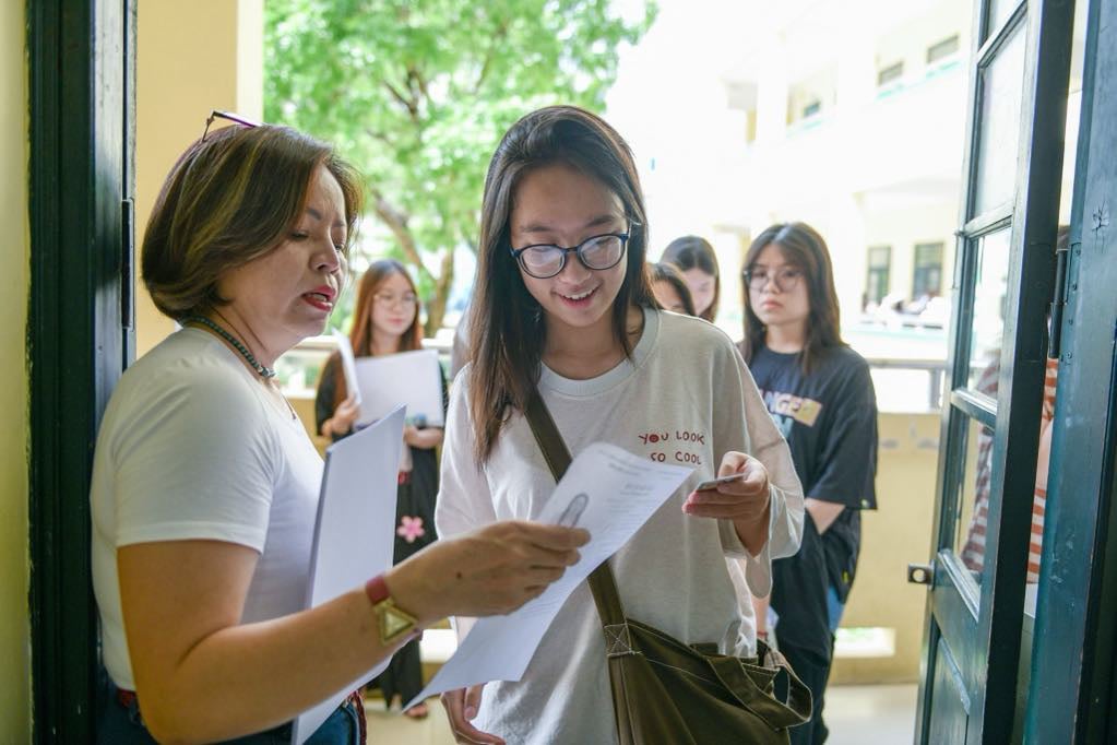 Gọi tên thí sinh vào phòng thi - Ảnh: NAM TRẦN