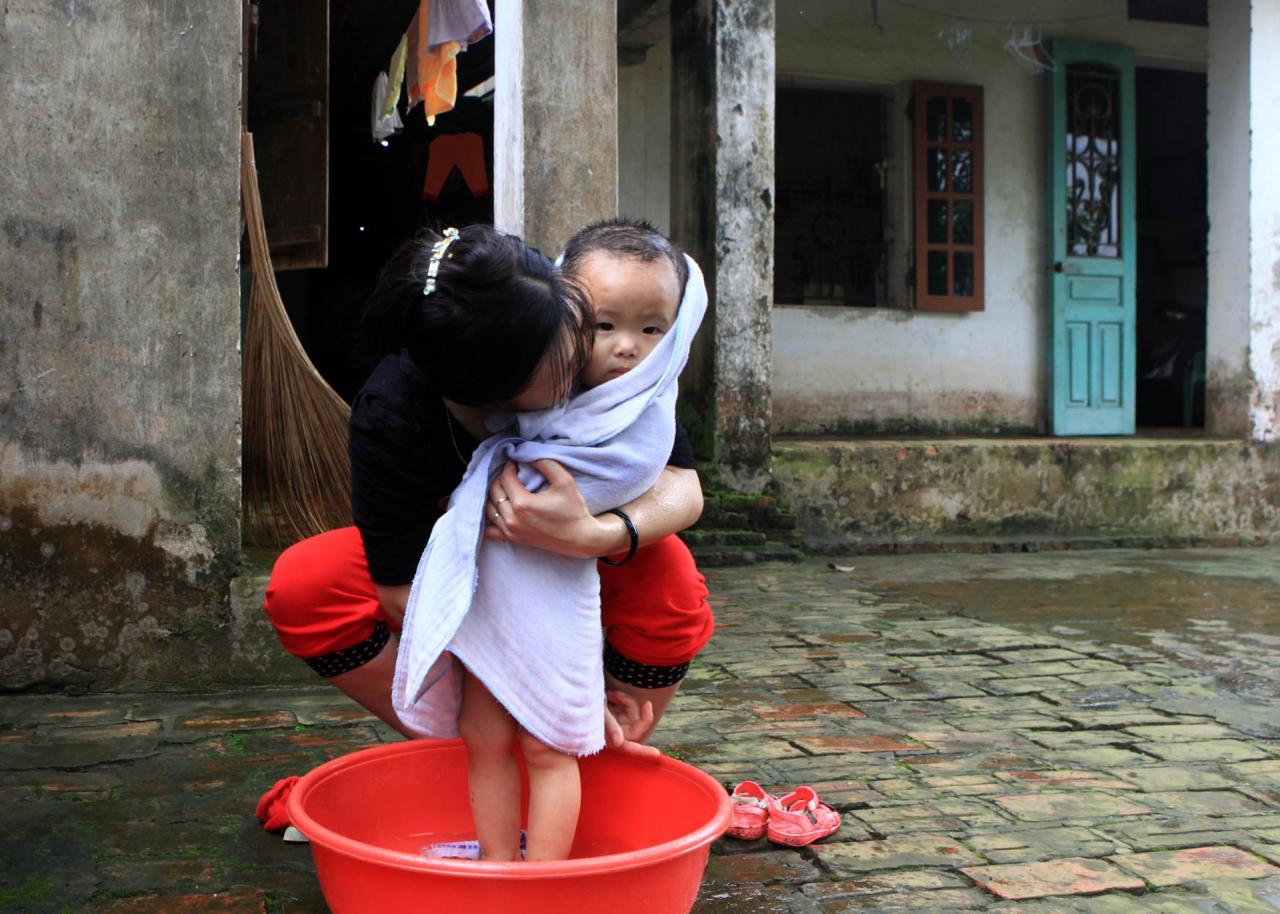 Tình mẫu tử thiêng liêng của phụ nữ Việt qua triển lãm ảnh Mẹ yêu con - 5