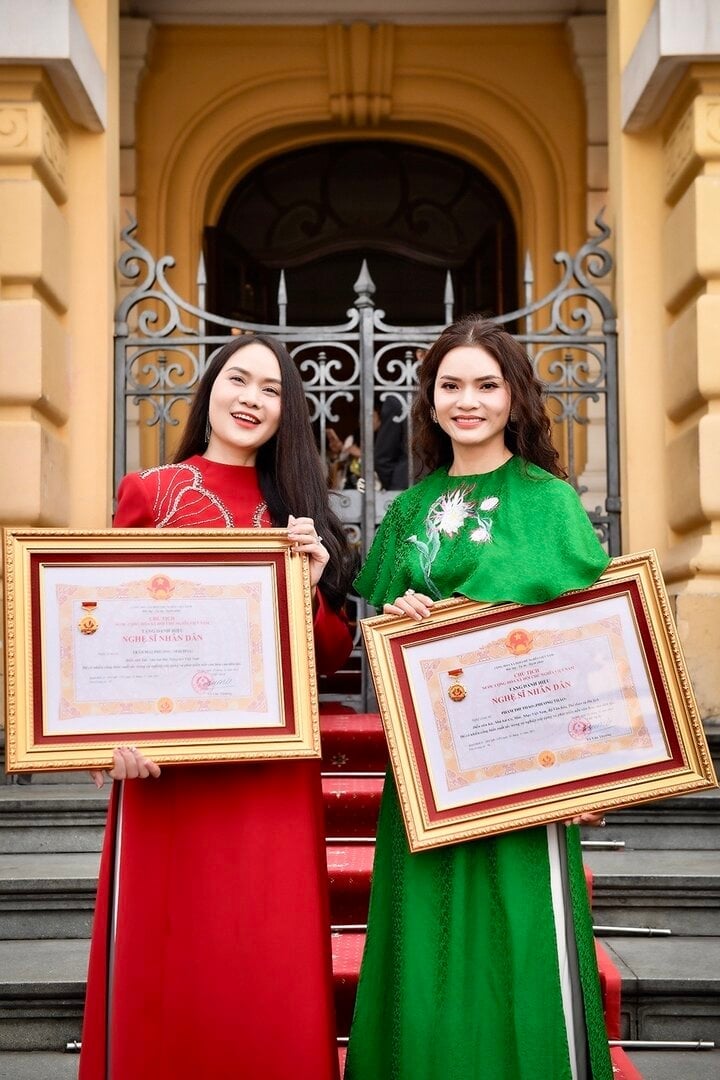 Bewegt von dem Moment, als mir der Titel „Volkskünstler“ offiziell verliehen wurde, äußerte sich Pham Phuong Thao wie folgt: „Es ist schwierig, meine Gefühle zu beschreiben, als mir der Titel „Volkskünstler“ offiziell verliehen wurde. Mit dem Glück vermischt sich ein Gefühl von Heiligkeit, Adel und Würde. Ich fühle mich geehrt und bin stolz, einen weiteren wichtigen Meilenstein in meinem Leben erreicht zu haben. Der Titel „Volkskünstler“ ist auch das größte spirituelle Geschenk, das ich meinen Eltern und denen, die mich lieben, mache. Ich werde versuchen, meine Rolle beim Publikum und in der Gesellschaft bekannter zu machen, um des Vertrauens und der Anerkennung des Staates sowie der Liebe aller würdiger zu werden.“