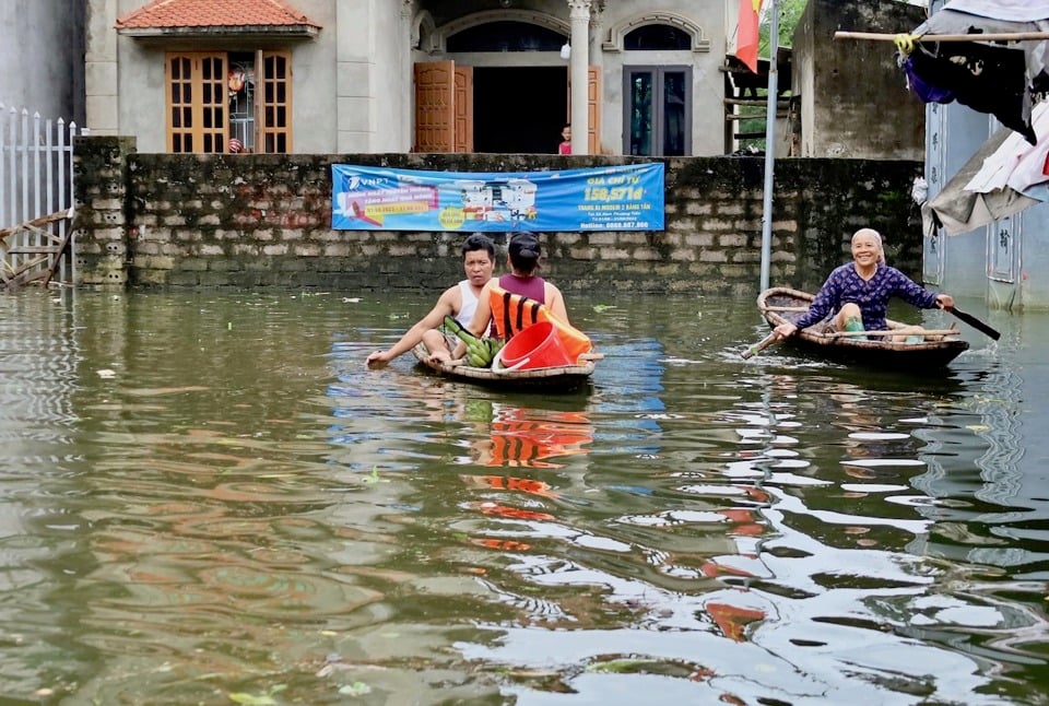 Mực nước sông Bùi lên cao gây ngập lụt nhiều vùng dân cư tại huyện Chương Mỹ (TP Hà Nội).