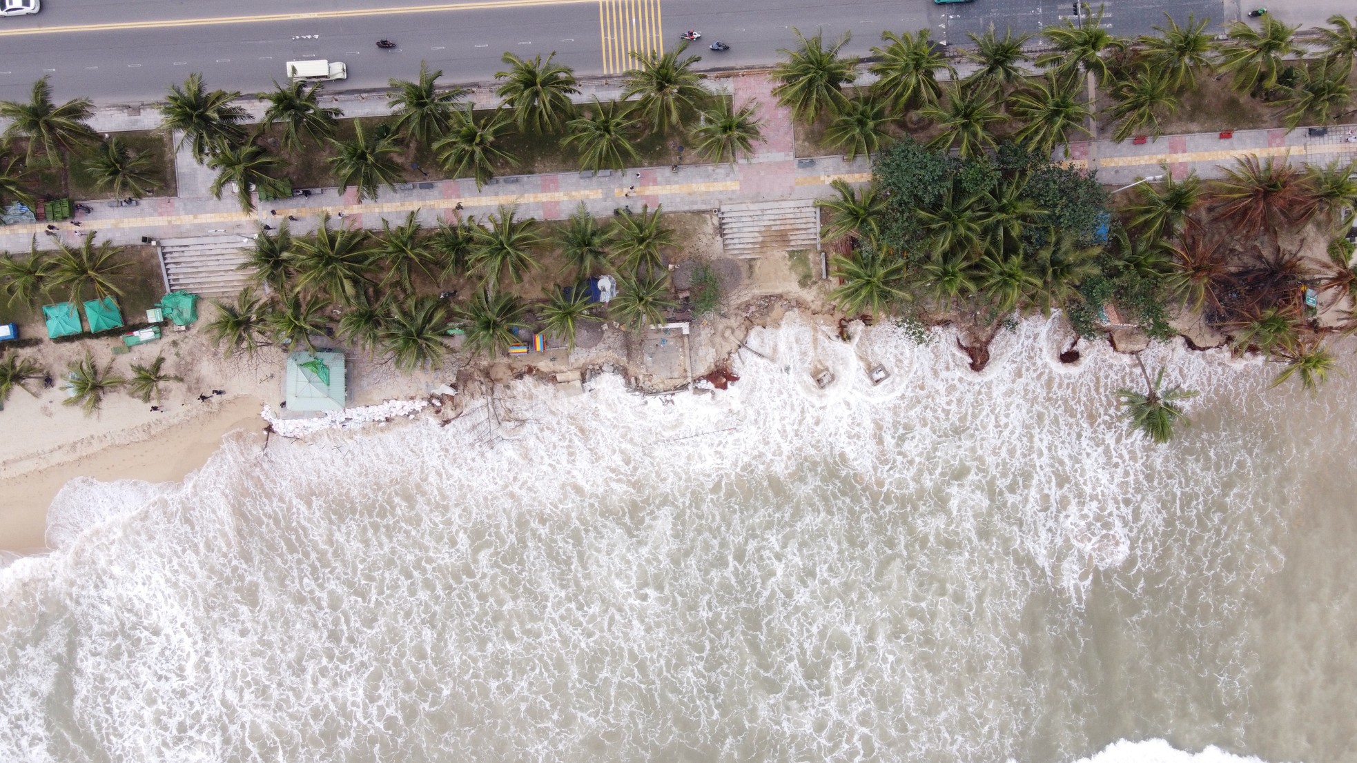 Schwere Erdrutsche am Strand von Da Nang, viele Kioske wurden von den Wellen zerstört Foto 13