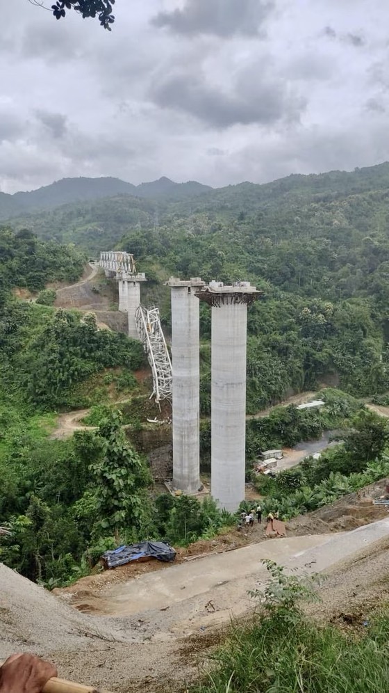 Se derrumba un puente en India y mueren al menos 26 personas