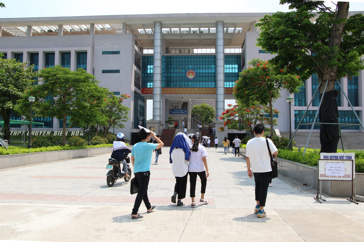 ผู้สมัคร 1,154 คนเตรียมสอบเข้าชั้นมัธยมศึกษาปีที่ 10 ที่โรงเรียน Bien Hoa Specialized High School