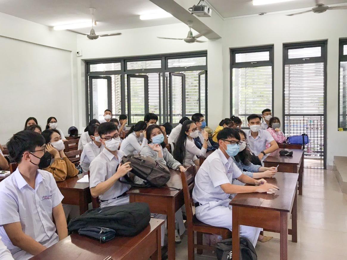 Bàn ghế nhà trường không còn phù hợp với thể trạng học sinh: Chờ hướng dẫn mới - Ảnh 2.