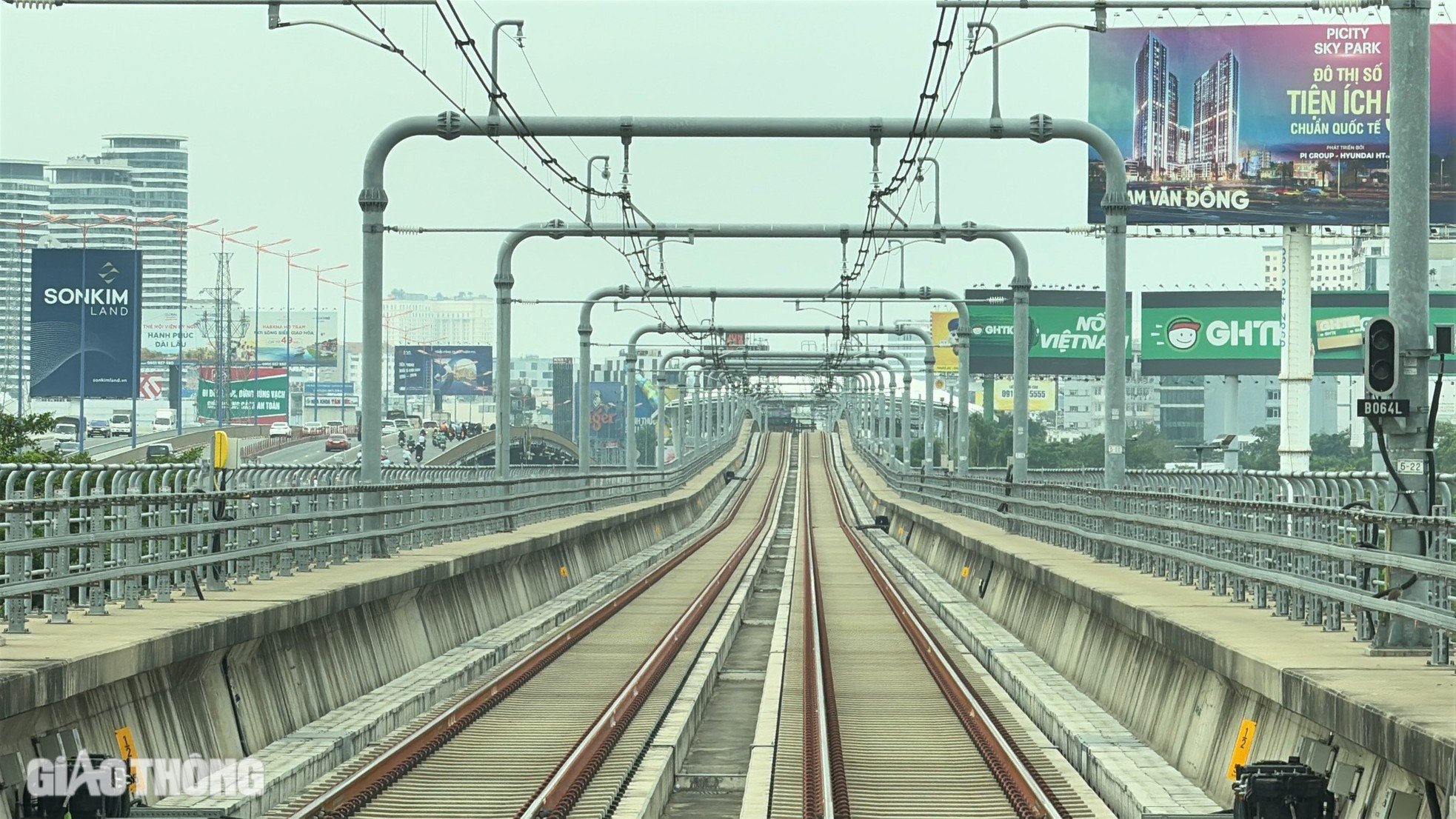 Les habitants de Ho Chi Minh-Ville découvrent avec enthousiasme le métro avant son jour de mise en service officielle, photo 15