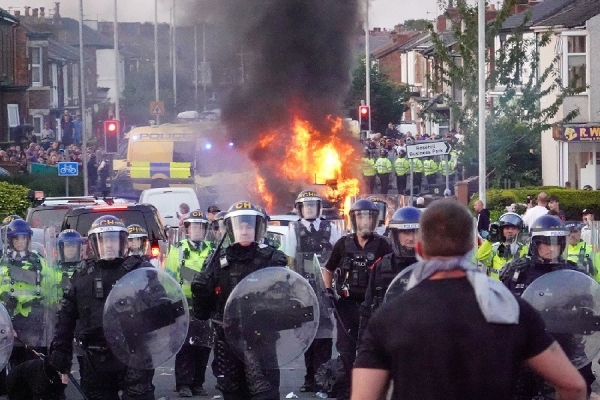 Les manifestations se transforment en émeutes après une attaque au couteau mortelle à Southport, le Premier ministre britannique prend des mesures urgentes