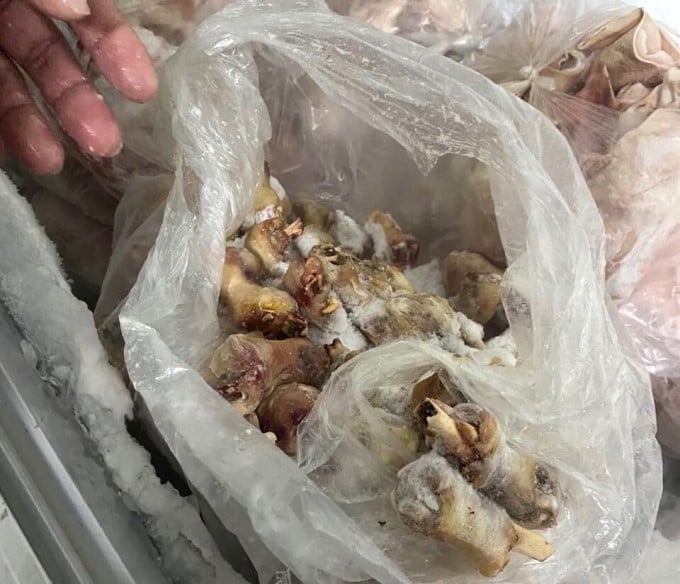 Black, rotten chicken in the food freezer of the catering unit, morning of October 25. Photo: Provided by parents