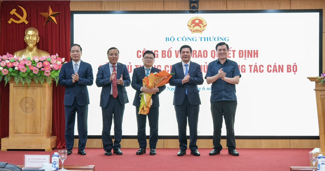 Awarding the Decision to appoint comrade Truong Thanh Hoai to the position of Deputy Minister of Industry and Trade