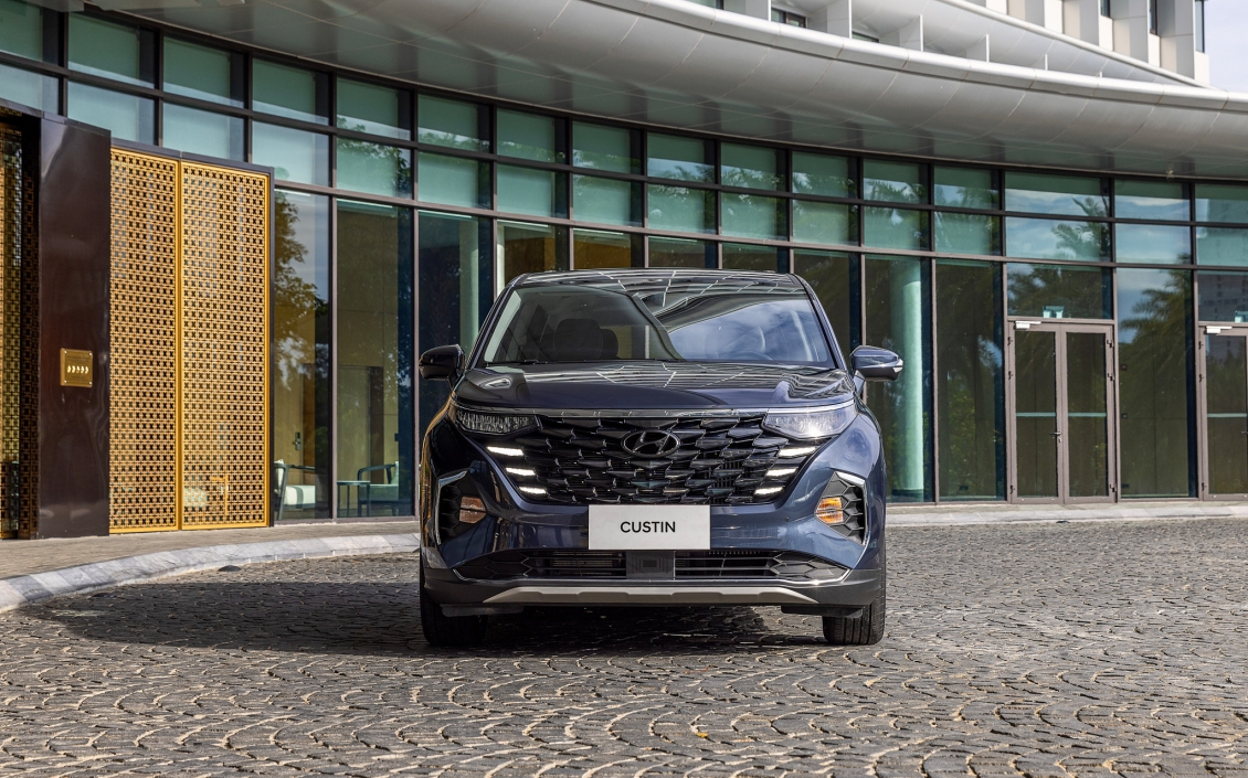 Hyundai Custin có giá bán từ 850 triệu đồng