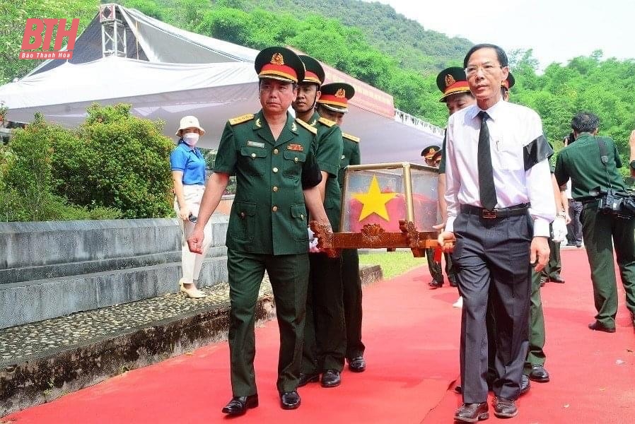 Funérailles et inhumation de 16 restes de soldats volontaires et d'experts vietnamiens décédés au Laos