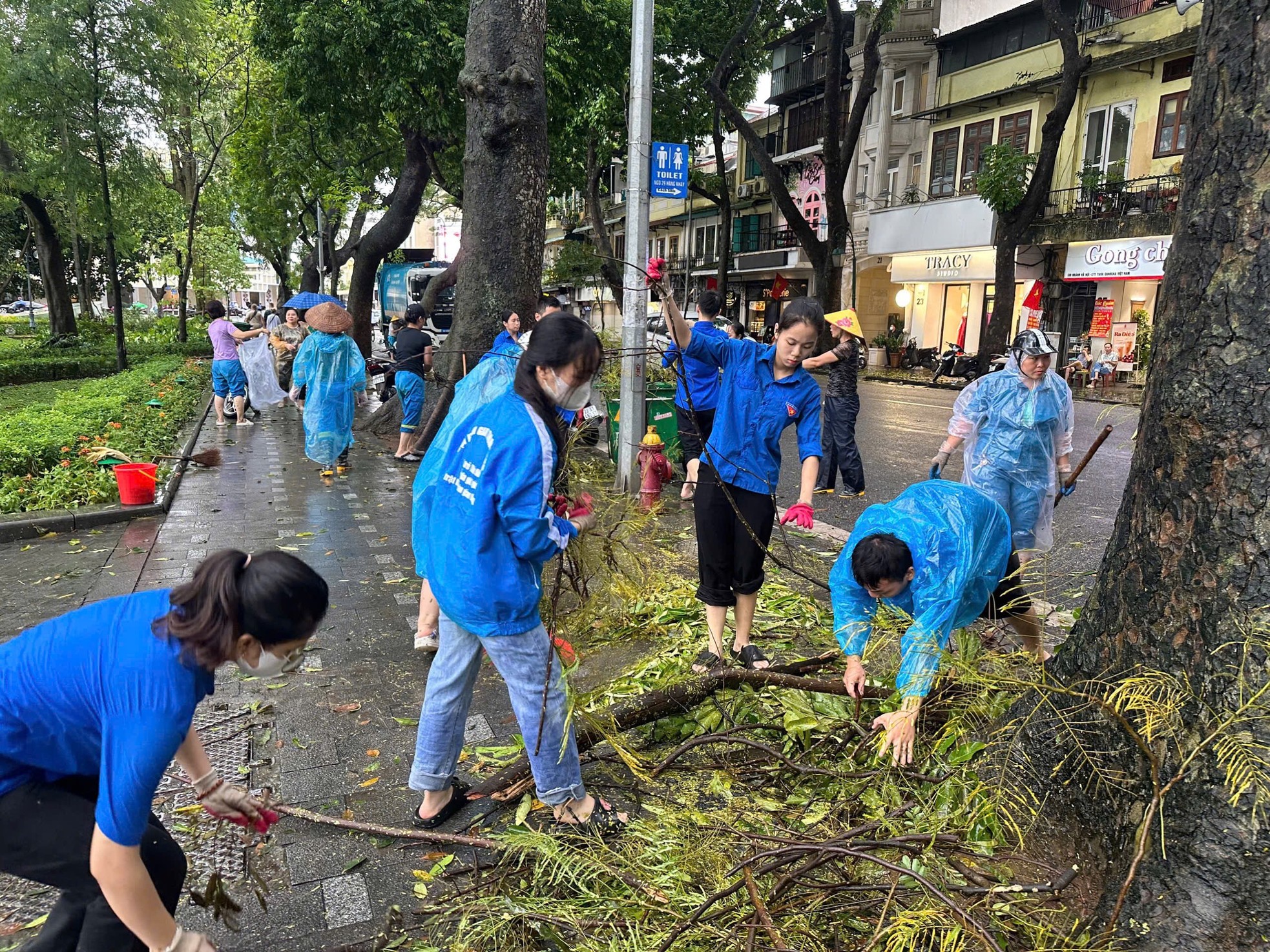 Les habitants de la capitale descendent dans la rue pour nettoyer l'environnement et surmonter les conséquences de la tempête numéro 3, photo 21