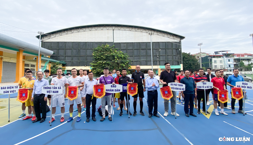 6 équipes de football s'affrontent au Hanoi Newspaper Sports Club, agrandi en 2023, photo 1