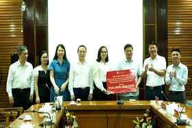 DOJI Gold and Gemstone Group spendet 600 Millionen VND zur Unterstützung der Bildung im Bezirk Ha Hoa