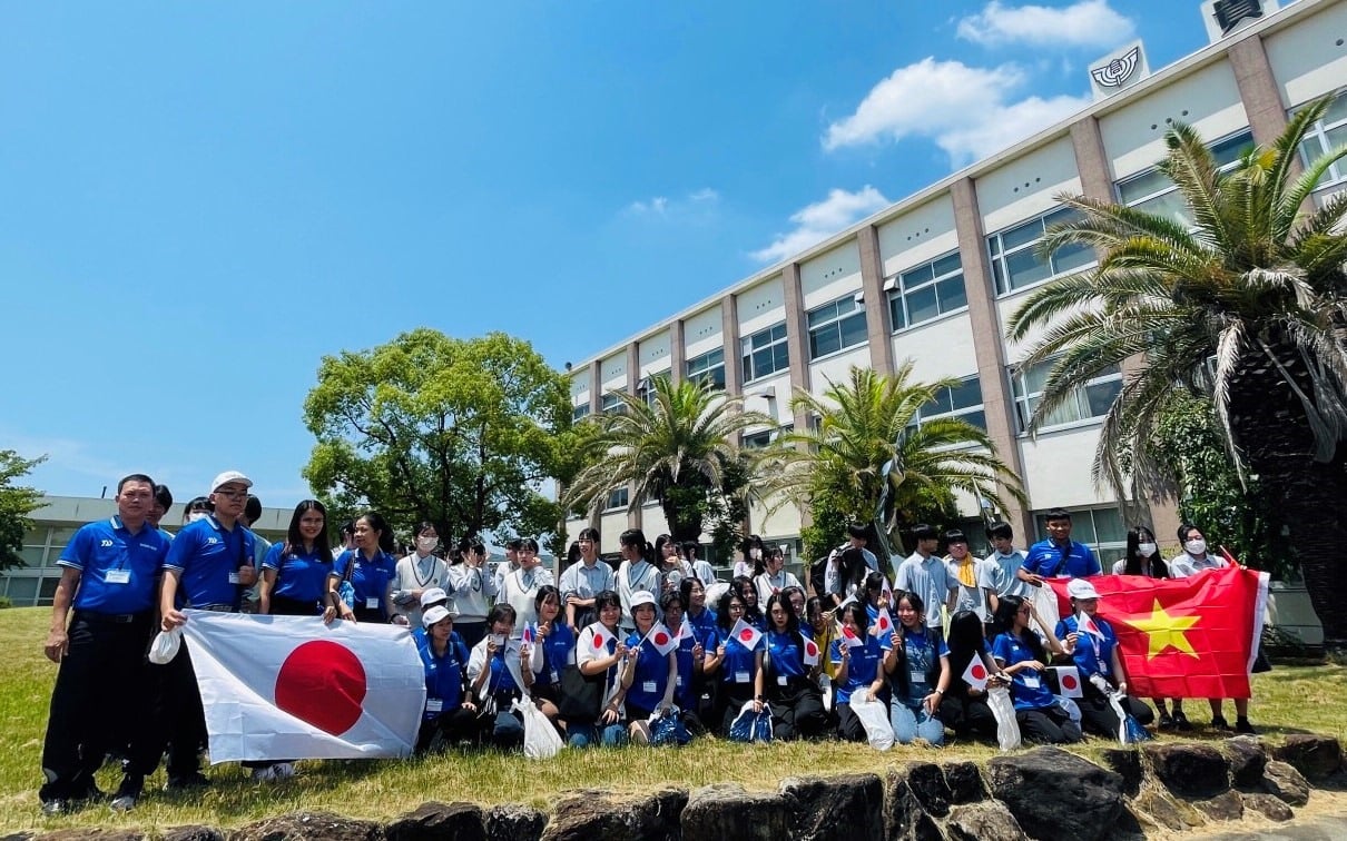 Quang Nam students visit and interact with high school students in Kinokawa City. Photo: VAN GIANG