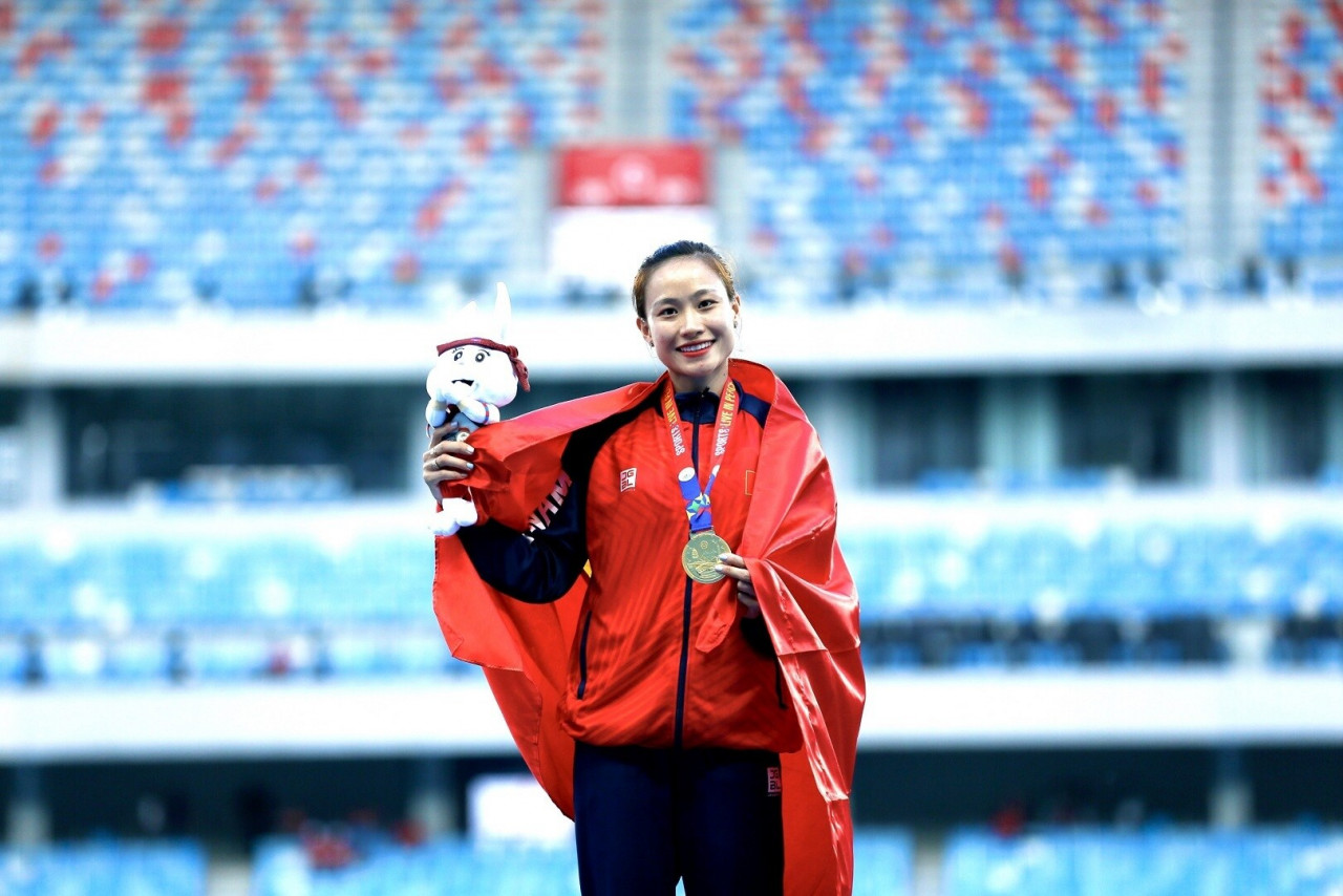 The beauty of the Vietnamese female athlete who just won the SEA Games gold medal is causing a stir.