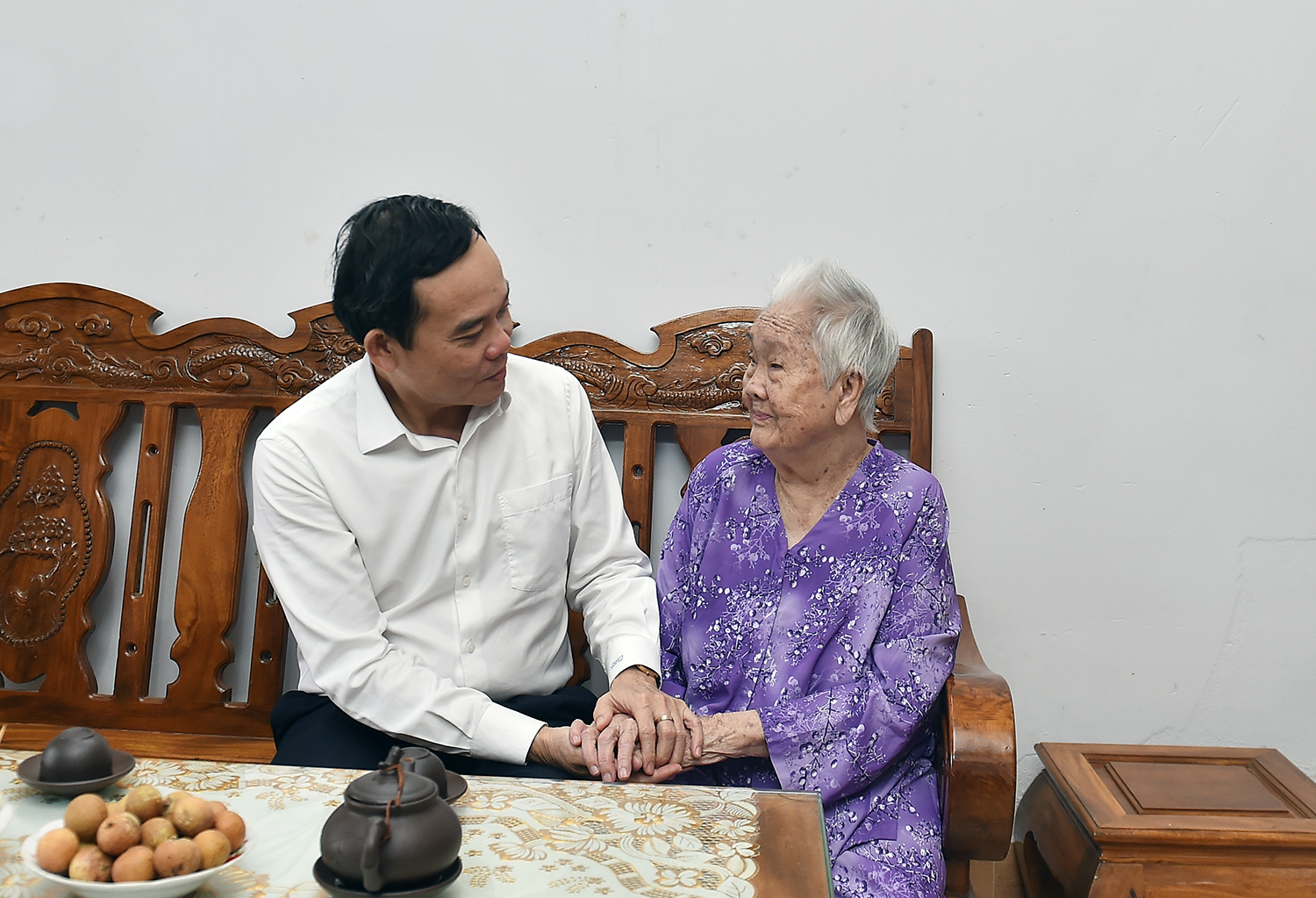 El primer ministro Tran Luu Quang entrega regalos a familias pobres con motivo del Tet en Tra Vinh Imagen 1