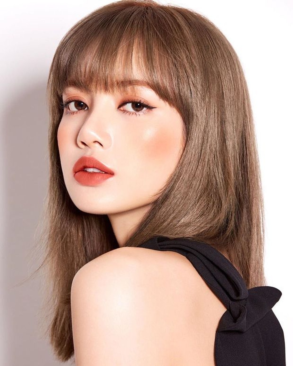 Rộ tin búp bê sống Lisa được đề nghị hợp đồng giá 40 triệu USD - 1