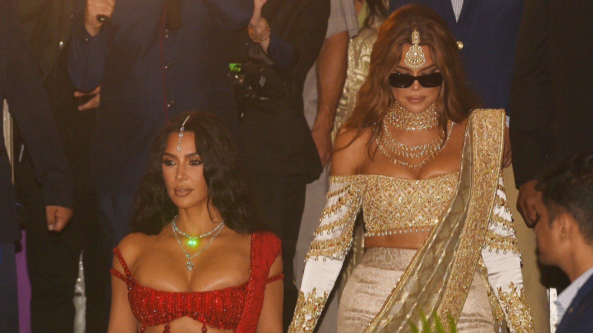 Guests wear gold and diamonds to attend the wedding of the son of an Indian billionaire, photo 6