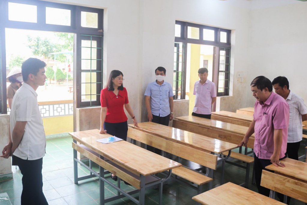 Leaders of Dam Ha district inspect facilities and equipment at Quang An Secondary School. Photo: Quoc Nghi (Dam Ha Cultural and Information Center)