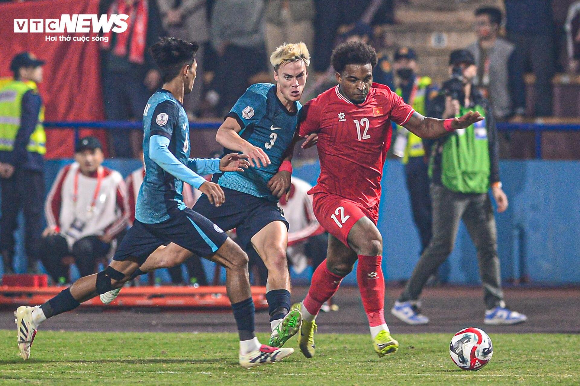 Gros plan de Xuan Son déchirant son maillot et son filet contre Singapour pour amener l'équipe vietnamienne en finale - 1