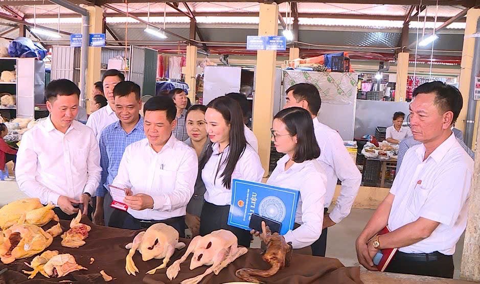 Das Marktmodell für bargeldlose Zahlungen wird auf dem Bun-Markt (Gemeinde Phung Thuong) erprobt.