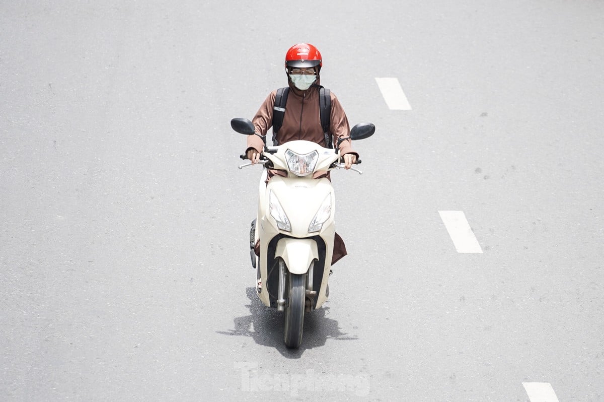 Arbeiter kämpfen unter der sengenden Sonne ums Überleben, während die Straßen in Hanoi über 50 Grad Celsius heiß sind. Foto 5