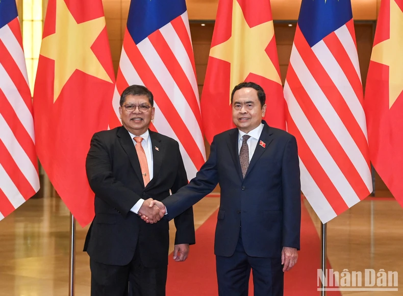 Vietnam values ​​and wishes to strongly promote relations with Malaysia.