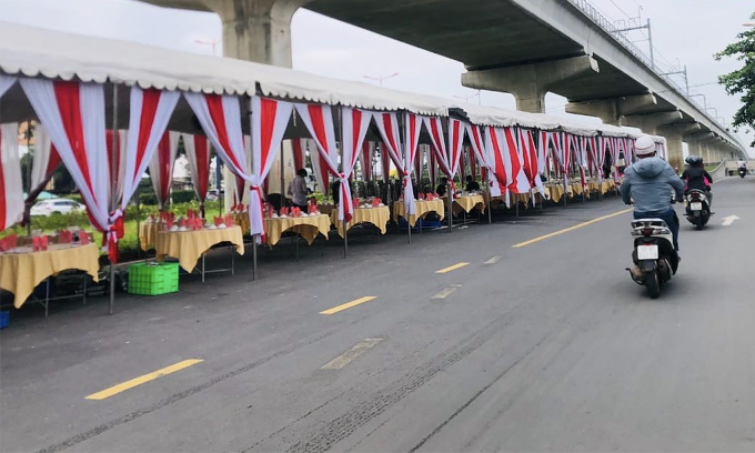 Das über zehn Meter lange Hochzeitszelt befindet sich unter der U-Bahn-Linie 1 und ragt in die Parallelstraße des Hanoi Highway hinein. Foto: Von Einheimischen zur Verfügung gestellt