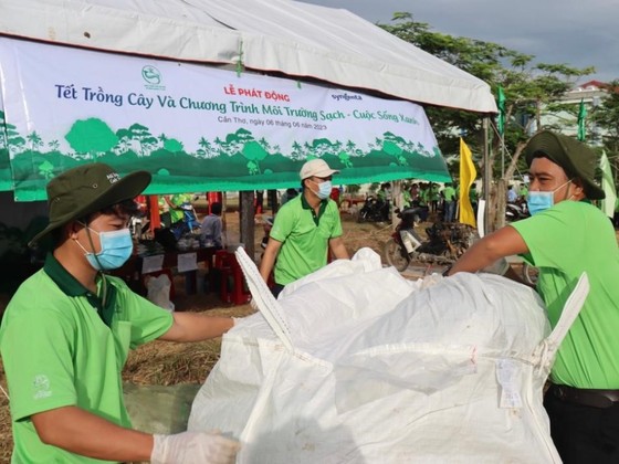 Trồng cây xanh, thu gom rác thải bao bì vì “Môi trường sạch – Cuộc sống xanh”  ảnh 2