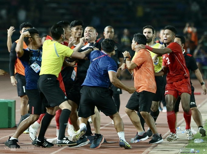 Members of the two teams brawling at the beginning of the second extra time was one of the many bad images of the men's football final of the 32nd SEA Games. Photo: Hieu Luong