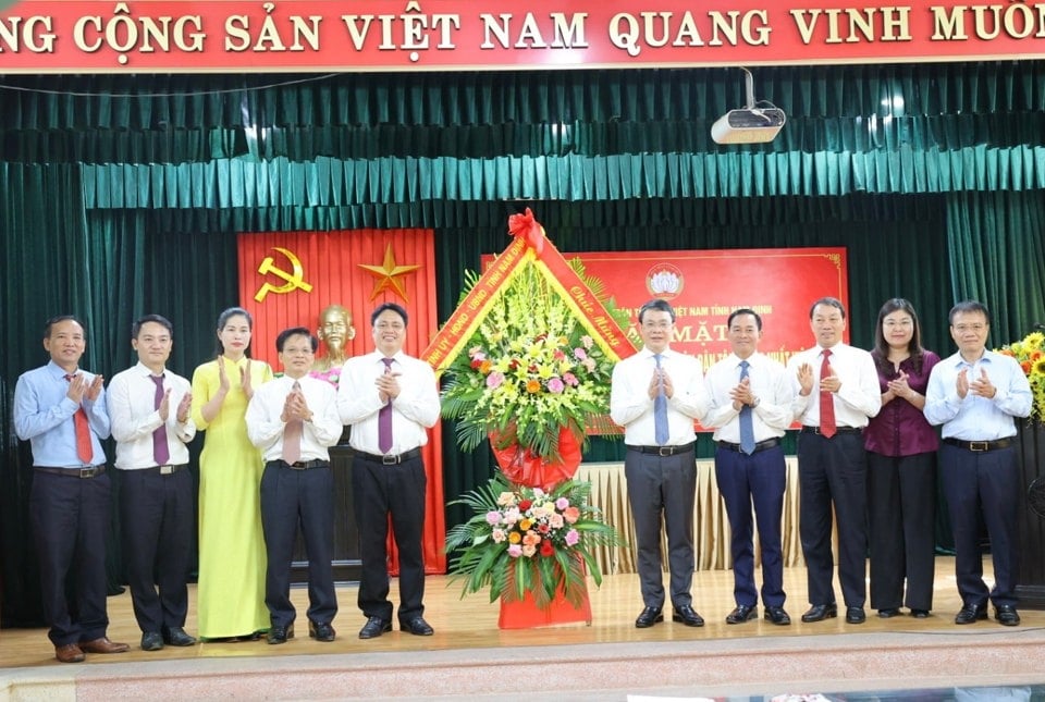 Nam Dinh Provincial Party Secretary, leaders of the Provincial People's Council and People's Committee congratulated the staff of the Fatherland Front at all levels in the province. Photo: DH