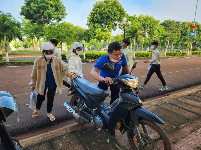 ผู้สมัครกว่า 14,000 คนในจังหวัดซาลายเข้าสอบรับปริญญามัธยมศึกษาตอนปลายประจำปี 2023 อย่างเป็นทางการแล้ว ภาพที่ 12